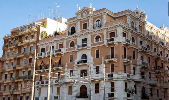Bari, quel solenne edificio anni 30 nascosto dalla ferrovia: è il "barocco" Palazzo Noli